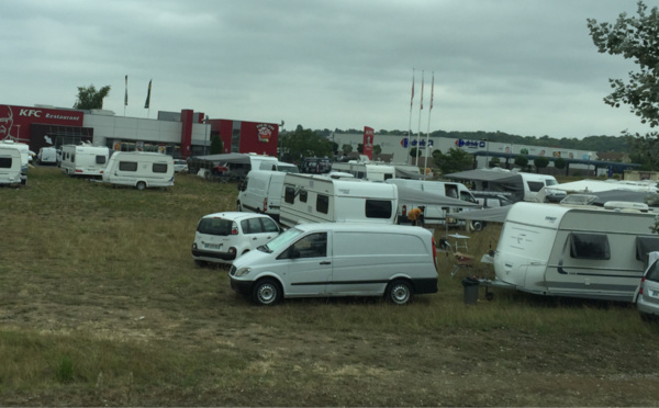 185 caravanes des gens du voyage s'installent sur la zone commerciale de Flins-sur-Seine