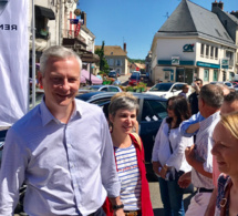 Candidat aux législatives dans l'Eure, Bruno Le Maire en visite ce matin sur le marché de Pacy-sur-Eure 