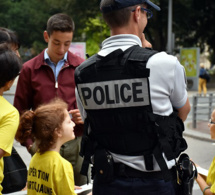 Sécurité routière : à Rouen, des écoliers distribuent des « cartons jaunes » aux piétons imprudents