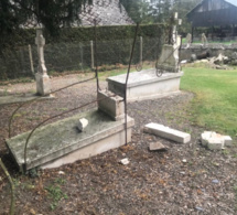 Eure : des tombes dégradées dans le cimetière, près de l'église de Romilly-la-Putenaye
