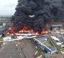 Incendie dans l'usine Lubrizol à Rouen : des flammes, des explosions et un gigantesque panache de fumée 
