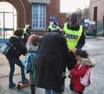 Rouen : des chasubles et brassards réfléchissants distribués pour la sécurité des écoliers et parents