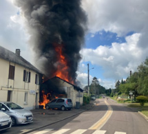Seine-Maritime : violent incendie de garage à Sauqueville, la ligne SNCF Rouen - Dieppe coupée 