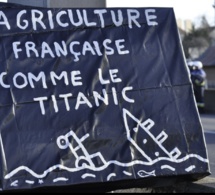 Seine-Maritime. Des agriculteurs déversent du fumier sur le parking de Leclerc à Gonfreville-l'Orcher