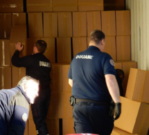 50 000 cartouches de cigarettes de contrebande saisies dans un camion de mobilier de bureau