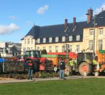 Rouen : les agriculteurs pique-niquent devant la préfecture avec fumier et pneus 