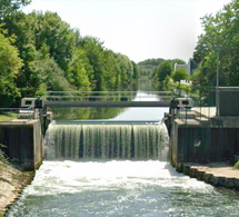 Tragique accident de kayak à Louviers (Eure) : un homme de 29 ans perd la vie, un autre de 26 ans blessé grave