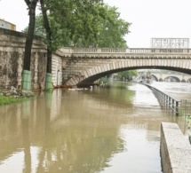 La Seine continue de monter à Paris et pourrait atteindre son niveau maximal cet après-midi
