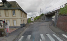 Rouen : la Twingo s'encastre dans un bloc de béton, le passager est grièvement blessé 