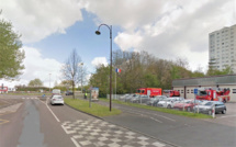 Perte de contrôle à Grand-Quevilly : la voiture percute un arbre et finit sa course dans la clôture des pompiers