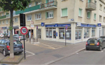 La vitrine du cabinet d'assurance du nouveau maire du Havre vole en éclats