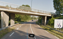 Le camion porte-grue percute un pont à Notre-Dame de Gravenchon : le chauffeur est blessé au thorax 