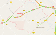 Sortie de route sur la RN31 à Avesnes-en-Bray : la voiture retenue par un arbre dans le fossé 