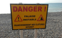 Un morceau de falaise s’effondre sur la plage à Hautot-sur-Mer : pas de victime sous les rochers 