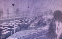 Nourriture et boissons distribuées aux routiers bloqués sur les zones de stockage autour de Paris