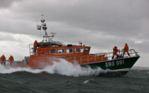 Un navire de pêche en panne s’échoue à Port-en-Bessin à cause des conditions météo difficiles 