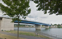 Elbeuf (Seine-Maritime) : trois policiers se jettent à l'eau et sauvent un homme suicidaire de la noyade