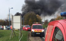 Violent incendie dans une casse automobile près de Rouen : deux blessés, la RN 31 est coupée