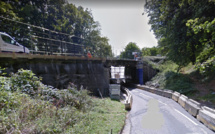 Seine-Maritime : une voiture en équilibre sur un pont, après une sortie de route près de Rouen