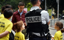 Sécurité routière : à Rouen, des écoliers distribuent des « cartons jaunes » aux piétons imprudents