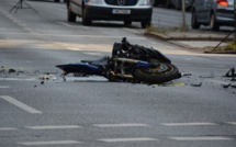 Yvelines : un motard grièvement blessé en percutant une voiture en stationnement à Mantes-la-Jolie