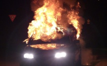 Seine-Maritime : les ados saccagent une voiture à Cléon et y mettent le feu, deux arrestations