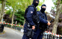 Attaque mortelle de Trappes : l'assaillant, un déséquilibré plutôt qu'un terroriste, selon le ministre de l'Intérieur