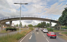 Evreux : elle se jette du haut d'une passerelle et atterrit sur le capot d'une voiture