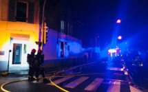 Yvelines : un commerce s'enflamme en pleine nuit à Poissy, dix-sept personnes évacuées