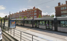 Le Havre : les jambes coincées sous une rame du tramway, un jeune homme dans un état critique 