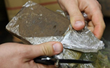 Près de 2 kg de drogue découverts par les policiers dans les deux sacs du fuyard, au Havre