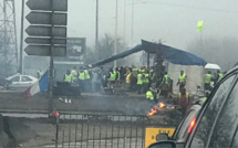 Les forces de l’ordre dispersent des « gilets jaunes » au rond-point des Vaches, près de Rouen