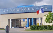 Deux surveillants blessés par un détenu armé d'un couteau artisanal à la prison de Val-de-Reuil