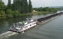 Eure : une barge de 80 m de long chargée de « tout-venant » à la dérive sur la Seine à Porte-Joie