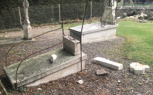 Eure : des tombes dégradées dans le cimetière, près de l'église de Romilly-la-Putenaye