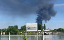 Un entrepôt de l’usine Norval embrasé à Berville-sur-Seine, près de Duclair