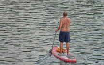 Il perd sa pagaie en faisant du paddle et se retrouve isolé par la marée au Trou à l’homme à Étretat 