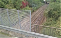 Yvelines : un jeune homme secouru sur les voies SNCF après une chute d'un pont à Buchelay