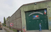 Ils s’apprêtaient à parachuter trois téléphones et une chicha par-dessus le mur de la prison d’Évreux