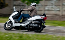 Jets de pierres et de pavés lors de l'interpellation d'un conducteur de scooter par la police, près de Rouen