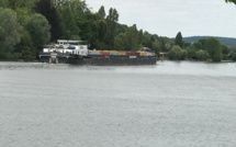 Seine-Maritime : une barge à la dérive sur la Seine à Caudebec-lès-Elbeuf 
