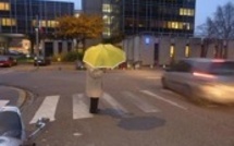 Sécurité routière : huit cents parapluies fluo distribués aux plus de 65 ans