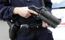 A Elbeuf, les policiers utilisent flash ball et Taser pour refouler leurs assaillants