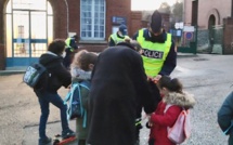Rouen : des chasubles et brassards réfléchissants distribués pour la sécurité des écoliers et parents