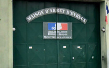 Évreux : lors du parloir, elle tente de remettre des stupéfiants à son compagnon en prison