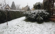 Neige : vitesse des poids lourds limitée et transports scolaires suspendus en Normandie