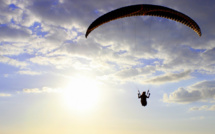 Seine-Maritime : un parapentiste reste accroché à un arbre à 15 m de hauteur à Bures-en-Bray 