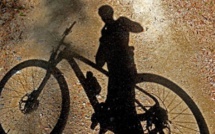 Rouen : les policiers enfourchent les vélos abandonnés par le voleur parti en courant 