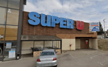 Eure : l'abri des caddies s'enflamme et embrase la façade du Super U, à Evreux 