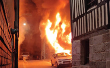 Un immeuble en feu ce jeudi soir rue Caron à Rouen : 28 sapeurs-pompiers sont sur place 